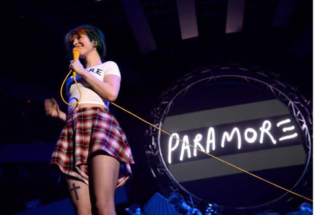 A female singer performs live during a Paramore concert, 2K Desktop Wallpaper