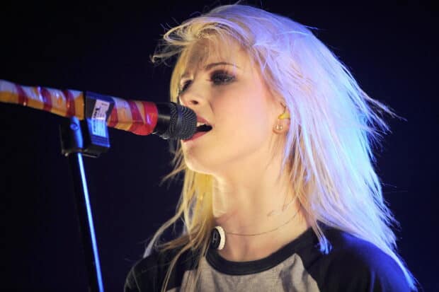 A close up of Paramore singing into a microphone at a concert, 2K Desktop Wallpaper