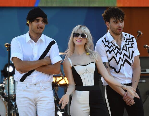 Paramore stylish group photo with members posing together, HD Desktop Wallpaper