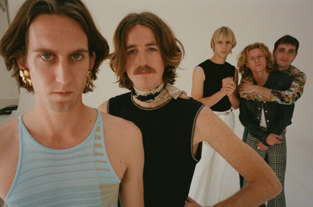 Parcels Band wallpapers showing five members posing in retro outfits, HD Desktop Wallpaper