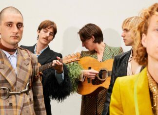 The Parcels band is performing with acoustic guitars in stylish outfits, HD Desktop Wallpaper