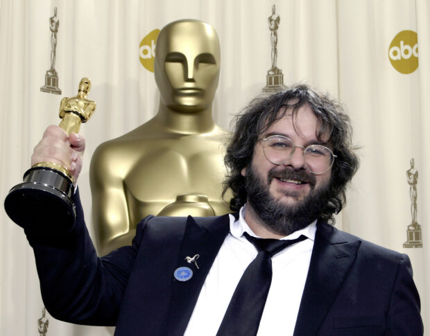 Peter Jackson proudly holds an Oscar award at the ceremony, HD Desktop Wallpaper