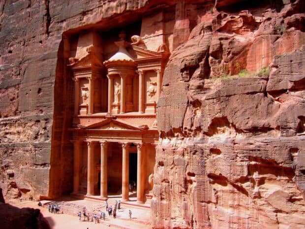The Petra Jordan site shows intricate ancient rock cut buildings carved into cliffs, HD Desktop Wallpaper