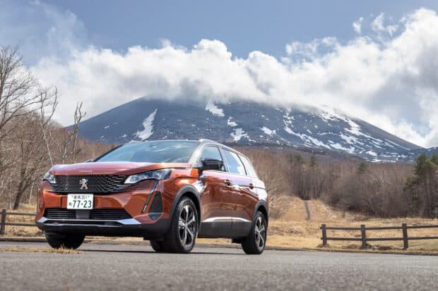 A Peugeot 5008 is parked with a snowy mountain and cloudy sky in the background, 2K Desktop Wallpaper
