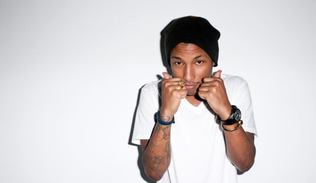 Pharrell Williams poses wearing a beanie and white t shirt in this casual portrait, HD Desktop Wallpaper