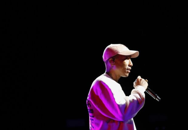 Pharrell Williams is singing into a microphone under purple and white lights, HD Desktop Wallpaper