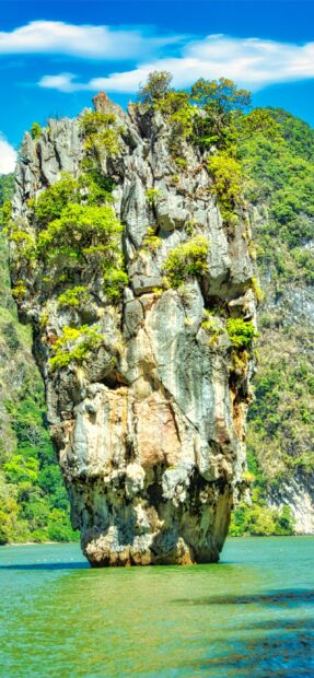 A towering rock formation covered with green trees in Phuket will amaze any visitor, 2K Phone Wallpaper