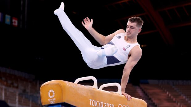 A male gymnast competes on the pommel horse during the Tokyo 2020 Olympics, 2K Desktop Wallpaper