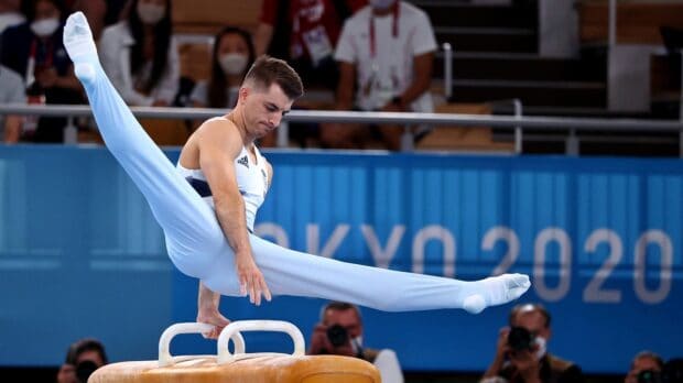 A male gymnast performing a pommel horse gymnastics exercise, HD Desktop Wallpaper