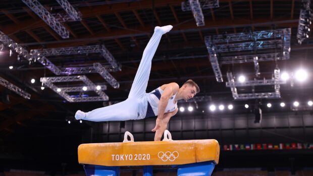 A male gymnast performs a pommel horse gymnastics routine at the Tokyo 2020 Olympics, 2K Desktop Wallpaper