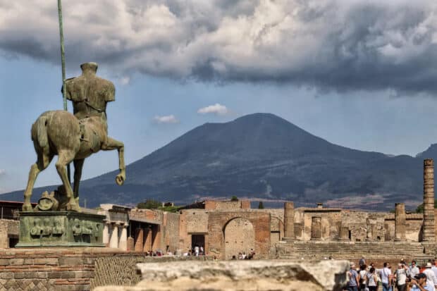 The Pompeii Wallpapers show ruins and Mount Vesuvius under cloudy sky, HD Desktop Wallpaper