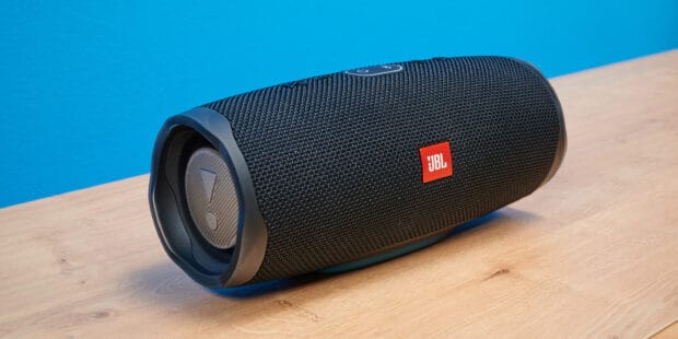 Black and red design, on wooden table, Jbl Wallpapers, 2K Desktop Wallpaper