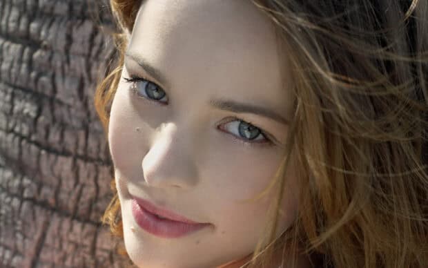A close up portrait of Rachel Mcadams shows her clear blue eyes and soft smile, HD Mobile Wallpaper