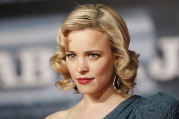 Rachel Mcadams is wearing elegant earrings and a blue dress at an event, 2K Desktop Wallpaper