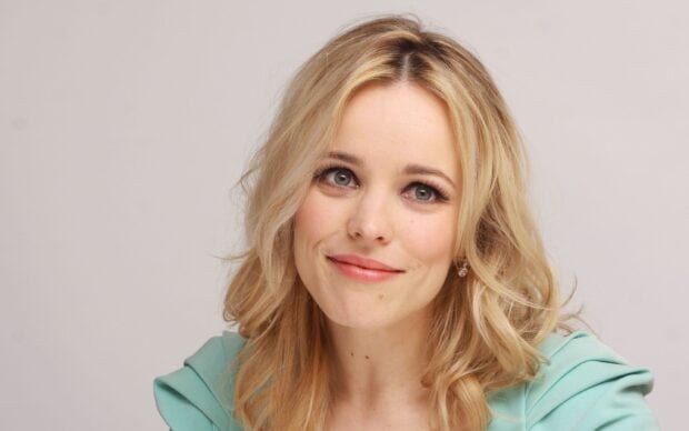 Rachel Mcadams wallpapers showing a close up portrait with blonde hair and light makeup, 2K Desktop Wallpaper