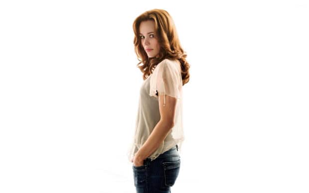 Rachel Mcadams wallpapers shows her standing sideways with hands in pockets, 2K PC Wallpaper