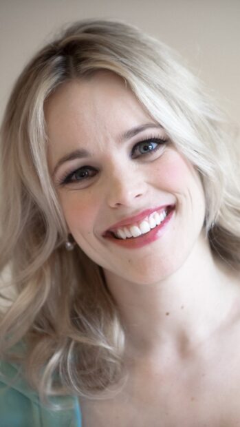 Rachel Mcadams wallpapers shows a close up of her smiling face with blonde hair, HD Mobile Wallpaper