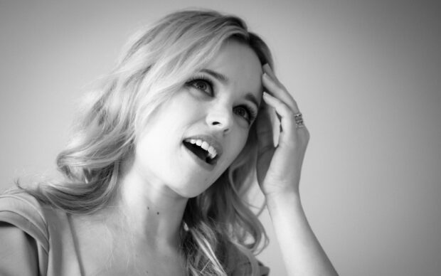 A close up of Rachel Mcadams smiling and touching her hair in a grayscale photo, 2K Desktop Wallpaper