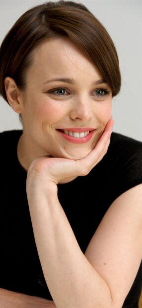 A close up portrait of Rachel Mcadams smiling gently while resting her chin on her hand, HD Phone Wallpaper
