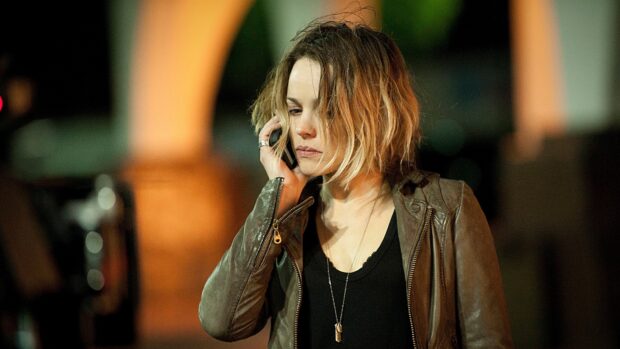 Rachel Mcadams is talking on a phone while standing outside at night, 4K PC Wallpaper