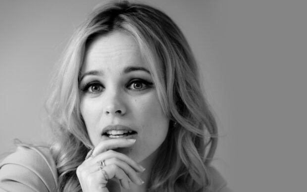 Rachel Mcadams Wallpapers shows a close up of her thoughtful expression with hand near mouth, 2K Desktop Wallpaper