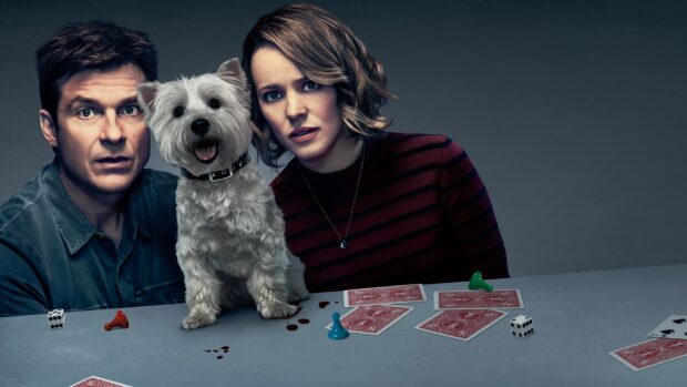 A man and Rachel Mcadams sit at a table with playing cards and a dog in the center, 2K Desktop Wallpaper