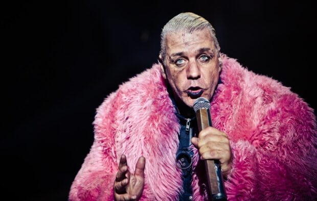 The Rammstein lead singer performs passionately wearing a pink fur coat, HD Desktop Wallpaper