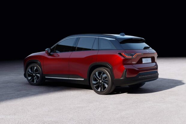 A red Nio ES6 electric SUV is shown from the rear side with sleek black rims, HD Desktop Wallpaper