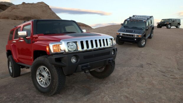 Three Hummer H3 vehicles off roading together on rocky desert terrain, HD Desktop Wallpaper