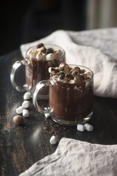 Rich hot chocolate topped with toasted marshmallows and scattered marshmallows around, HD Phone Wallpaper