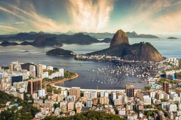 A panoramic view of Rio De Janerio with mountains and boats in the bay, 2K Desktop Wallpaper