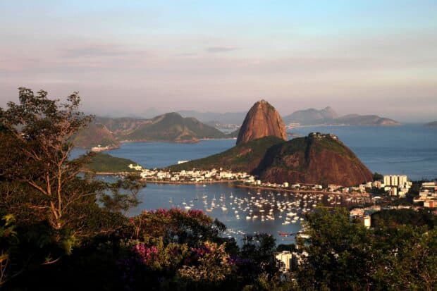 The Rio De Janerio Wallpapers cityscape shows boats in the bay and a famous mountain peak, HD Desktop Wallpaper
