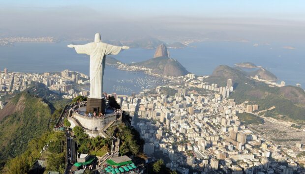 The statue overlooks Rio de Janeiro city and coastal mountains, HD Desktop Wallpaper