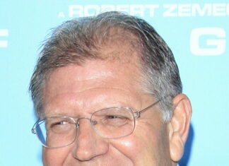 A close up portrait of Robert Zemeckis smiling in a suit and glasses, HD Desktop Wallpaper
