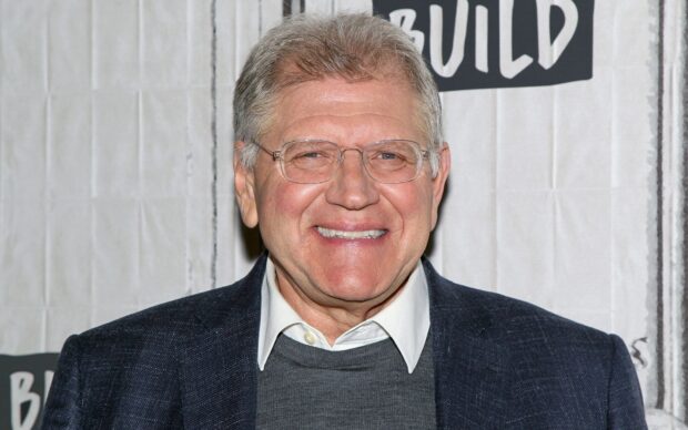 Robert Zemeckis is smiling wearing glasses and a suit jacket, HD Desktop Wallpaper