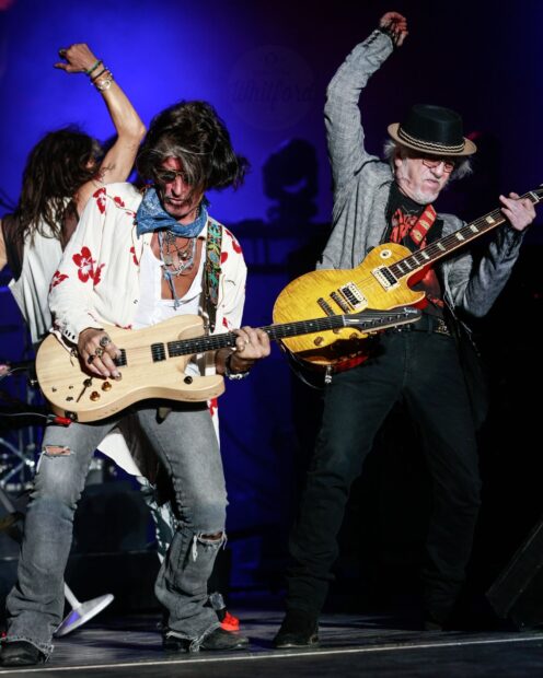 Joe Perry Wallpapers plays electric guitar passionately on stage, HD Desktop Wallpaper