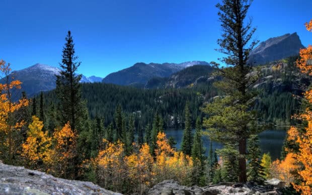 A bright blue sky over Rocky Mountain National Park with autumn trees and lake, 2K Desktop Wallpaper
