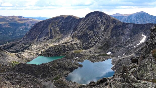 Rocky Mountain National Park displays alpine lakes surrounded by towering rocky peaks, 4K Desktop Wallpaper