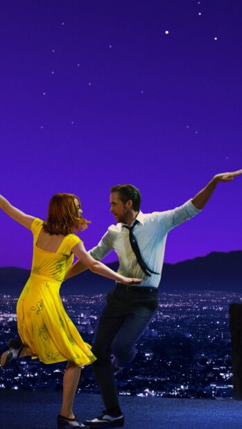 A romantic dance scene shows Ryan Gosling with a woman under stars and city lights, 2K Mobile Wallpaper