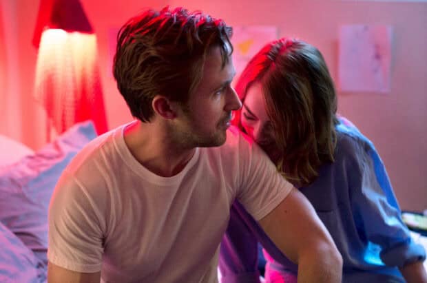 A tender scene with Ryan Gosling and Emma Stone sharing a close moment in La La Land, HD Desktop Wallpaper