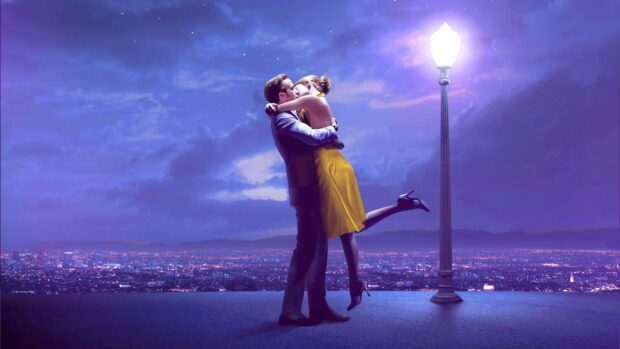 A couple embraces under a glowing street lamp with city lights in the background in Ryan Gosling La La Land, 4K Desktop Wallpaper