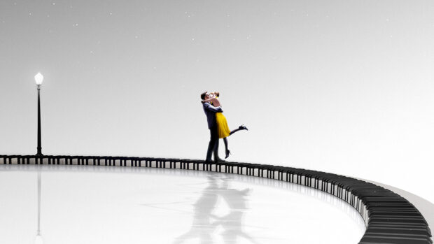 A couple embraces on a piano keyboard bridge under stars in Ryan Gosling La La Land, 2K Desktop Wallpaper