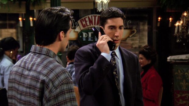 Ross is talking on the phone in Central Perk with another character nearby, HD Desktop Wallpaper