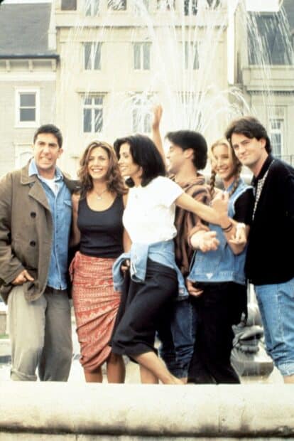 Ross friends wallpapers show a joyful group of six friends near a fountain, HD Mobile Wallpaper