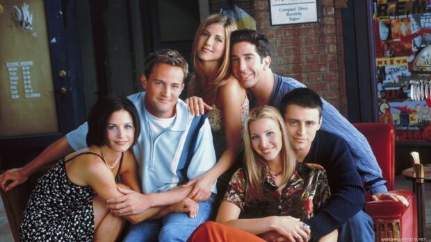 The Ross Friends group sits closely on a couch smiling warmly, HD Desktop Wallpaper