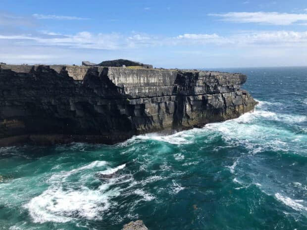 The Aran Islands show steep rock cliffs with waves crashing below, HD Desktop Wallpaper