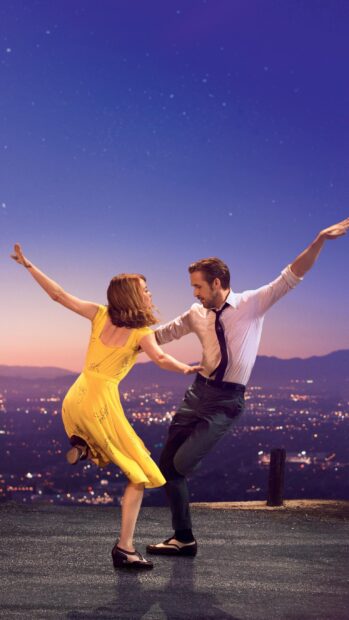 Ryan Gosling and actress dancing at night with city lights in the background, 2K Mobile Wallpaper