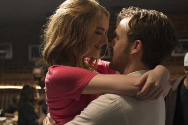 A romantic moment between Ryan Gosling and Emma Stone in La La Land, HD Desktop Wallpaper