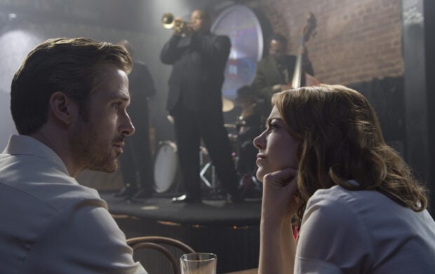 Ryan Gosling and Emma Stone share a moment while a jazz band plays behind them, 2K Desktop Wallpaper