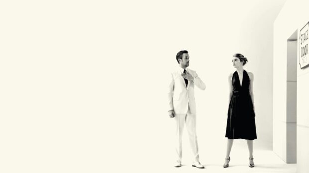 Ryan Gosling and Emma Stone stand near a stage door in a La La Land scene, HD Desktop Wallpaper